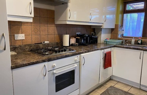 Custom House Appartement | EXCEL 5 min 3bdr House HOT TUB parking WIFI Kitchen O2