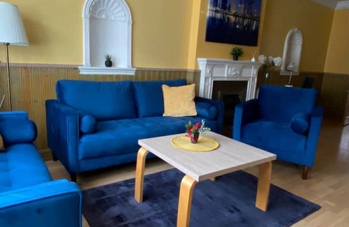 Custom House Appartement | EXCEL 5 min 3bdr House HOT TUB parking WIFI Kitchen O2