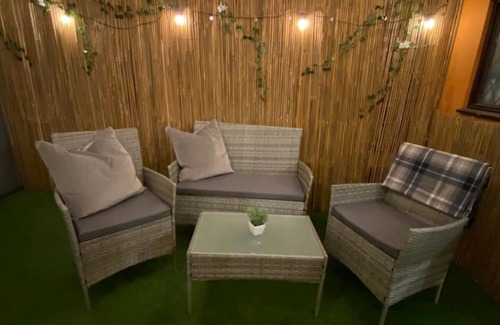 Custom House Appartement | EXCEL 5 min 3bdr House HOT TUB parking WIFI Kitchen O2