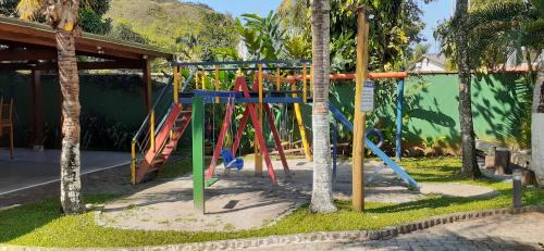 Juquehy Maison | Excelente casa em condomínio fechado em Juquehy. 2 suítes, ar, piscina comum.