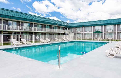 DeKalb Maison | Excellent Choice! Outdoor Swimming Pool, Free Parking, Pets are Welcome!