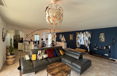 Cadillac-en-Fronsadais Villa | Exceptional villa 25 minutes from Bordeaux with heated swimming pool (8 people max)