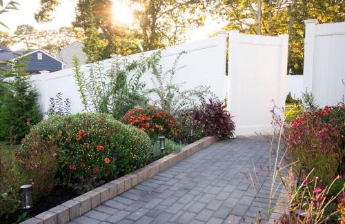Central Islip Appartement | Exceptional & Central, Garden Suite, Top Amenities & Care!