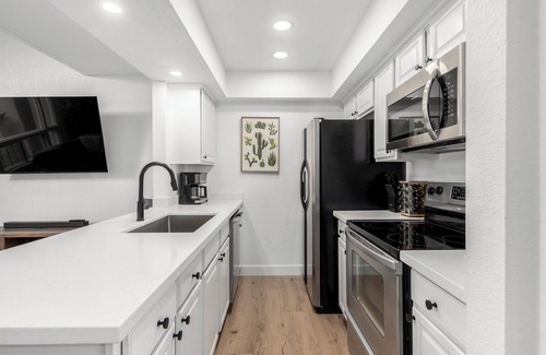 Camelback East Copropriété | Exceptional community! Biltmore/Arcadia location. Impeccable! King & Queen bed!