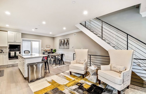 East Passyunk Crossing Maison | Exceptional Downtown Townhome w/Roofdeck -4Bd/3Bth