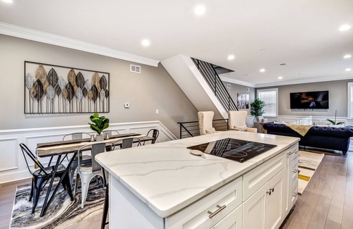 East Passyunk Crossing Maison | Exceptional Downtown Townhome w/Roofdeck -4Bd/3Bth