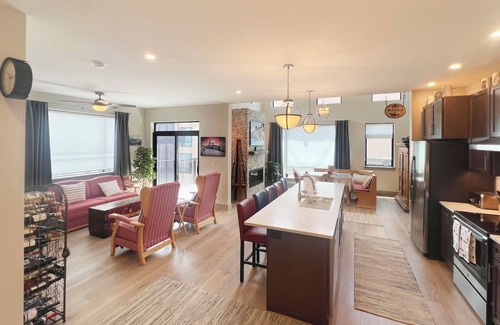 Silverthorne Copropriété | Exceptional European Condo in the Mountains, 2 bedrooms, and parking garage.