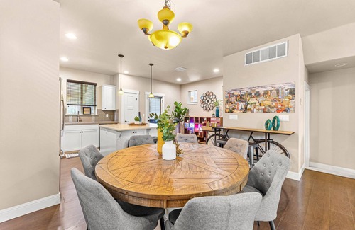 Cedar Hills Maison | Exceptional Location & Vibes, New Décor, Artwork, & Furnishing, Community Pool, 8 Miles to Portland