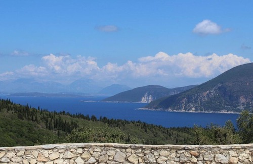 Chalikeri Maison | Vue mer exceptionnelle depuis cette charmante villa nichée à flanc de colline.
