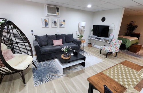 Huntington Appartement | Exceptionally clean, safe, private side by side duplex 3 minutes to stadium