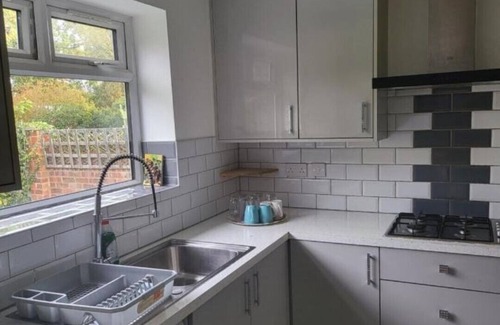St. Andrew's Maison | Exciting 4 Bedroom Bungalow in Greater London Sleeps 6