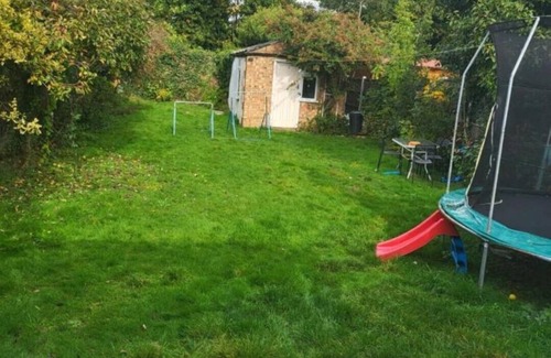 St. Andrew's Maison | Exciting 4 Bedroom Bungalow in Greater London Sleeps 6