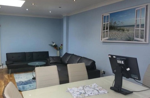 St. Andrew's Maison | Exciting 4 Bedroom Bungalow in Greater London Sleeps 6