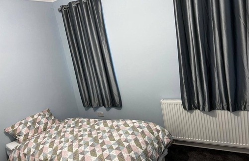 St. Andrew's Maison | Exciting 4 Bedroom Bungalow in Greater London Sleeps 6