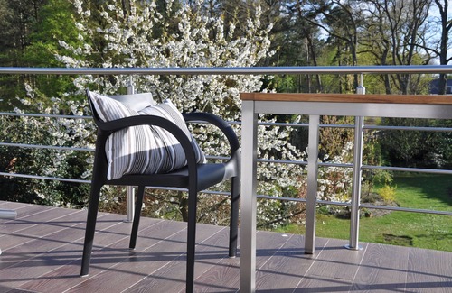 Wilschenbruch Appartement | Excl. Appartement à Lunebourg, grand balcon orienté plein sud avec vue sur la forêt, à proximité de la vieille ville