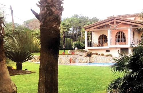Palau Chalet De Ski | Exclusiva Casa de Lujo con Piscinas y Amplio Jardín en Zona Tranquila