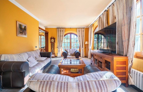 Palau Chalet De Ski | Exclusiva Casa de Lujo con Piscinas y Amplio Jardín en Zona Tranquila