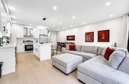 Landsdale Maison | Exclusive 5 Bed Home near Hospital/Niagara/Toronto