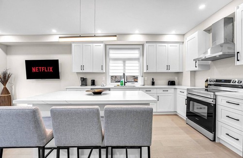 Landsdale Maison | Exclusive 5 Bed Home near Hospital/Niagara/Toronto
