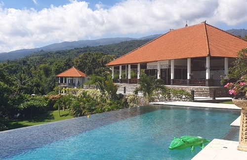 Kayu Putih Villa | Villa exclusive 5 étoiles avec vue à 365 ° sur la mer, les montagnes et les rizières!