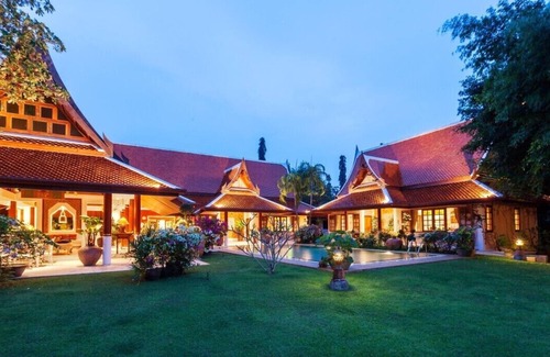 Rawai Villa | 6-8BR Villa familiale exceptionnelle de style temple dans un grand parc tropical avec étang
