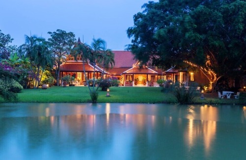 Rawai Villa | 6-8BR Villa familiale exceptionnelle de style temple dans un grand parc tropical avec étang