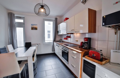 Nord-Mitte Appartement | Exclusive apartment in historic residential building with fireplace, bathroom & plenty of space