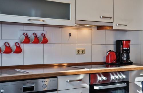 Nord-Mitte Appartement | Exclusive apartment in historic residential building with fireplace, bathroom & plenty of space