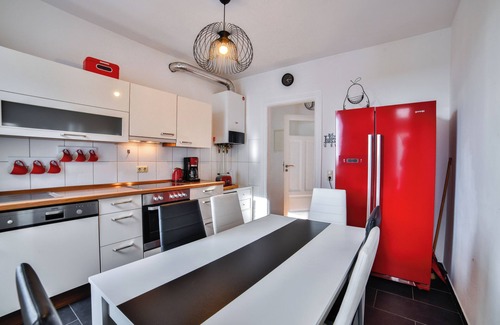 Nord-Mitte Appartement | Exclusive apartment in historic residential building with fireplace, bathroom & plenty of space