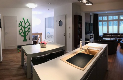 Warnemuende Appartement | En vacances à la maison sur 82m² / 2 niveaux, 2 salles de bain, sauna, internet, smart TV ...