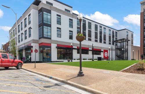Auburn Appartement | Exclusive Apartment over Target - Downtown Auburn Unit 207