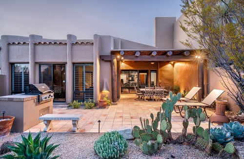 Pinnacle Peak Maison | Exclusive Boulder's Retreat near Downtown Cave Creek, hiking, scenic views.