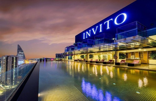 Pantai Dalam Copropriété | Exclusive Property w/ Rooftop Infinity Pool, Large King Bed and Great Amenities