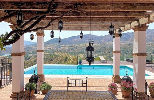 El Valle Villa | Villa rurale traditionnelle avec une vue fantastique et une grande piscine privée
