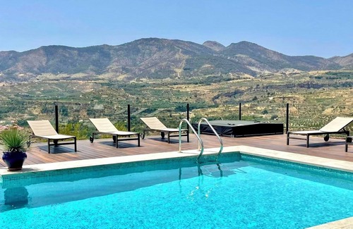 El Valle Villa | Villa rurale traditionnelle avec une vue fantastique et une grande piscine privée