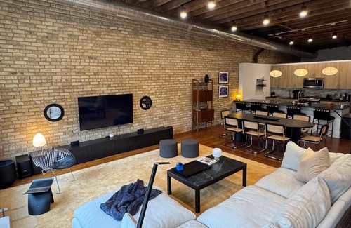 West Loop Appartement | Exclusive Fulton Market Retreat: 3BR Loft + Private Rooftop Lounge