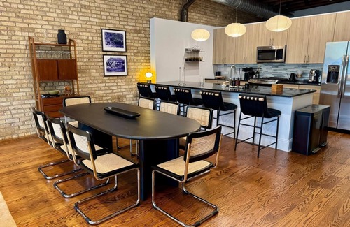 West Loop Appartement | Exclusive Fulton Market Retreat: 3BR Loft + Private Rooftop Lounge