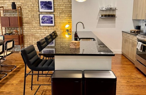West Loop Appartement | Exclusive Fulton Market Retreat: 3BR Loft + Private Rooftop Lounge