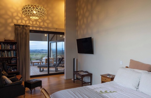 Raukawa Cabine | Exclusive hilltop retreat in the heart of Hawke's Bay -walk to the wineries!