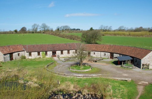 Compton Martin Maison | Dépendance-Supérieure-Salle d'eau-Vue sur la cour-Stone Camping Barns