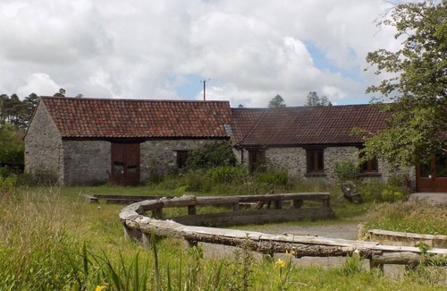 Compton Martin Maison | Dépendance-Supérieure-Salle d'eau-Vue sur la cour-Stone Camping Barns