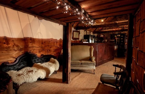Compton Martin Maison | Dépendance-Supérieure-Salle d'eau-Vue sur la cour-Stone Camping Barns