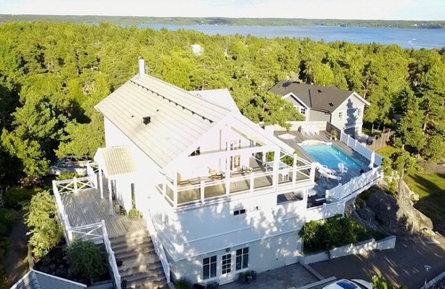 Gustavsvik Maison | Maison exclusive avec piscine et vue mer sur l'archipel de Stockholm à proximité de la nature et de la ville.