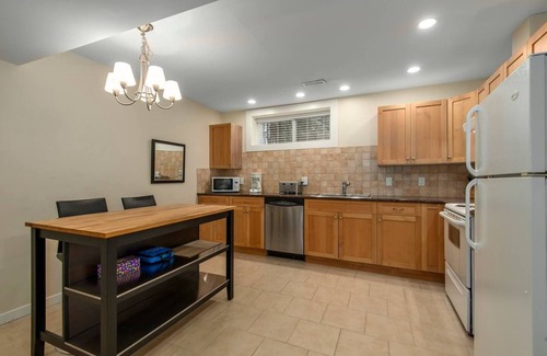 Hollyburn Maison | Suite Spacieuse Exclusive avec Patio Privé