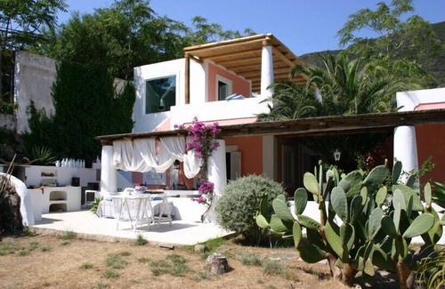 Panarea Villa | Villa exclusive à Panarea avec jardin privé et terrasse surplombant la mer