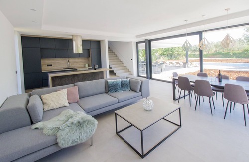 Peroj Villa | Villa exclusive neuve, grand jardin. Ouverture juillet 2019! Promo de première année