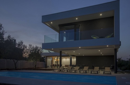 Peroj Villa | Villa exclusive neuve, grand jardin. Ouverture juillet 2019! Promo de première année