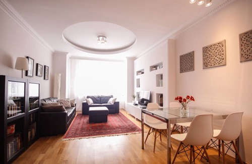 Vinohrady Appartement | Emplacement exclusif à Vinohrady - Charmant 2 chambres / 2 salles de bains avec balcon et ascenseur