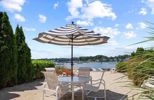 Branford Maison | Amazing Getaway ~ Plage privée, magnifique front de mer et bain à remous