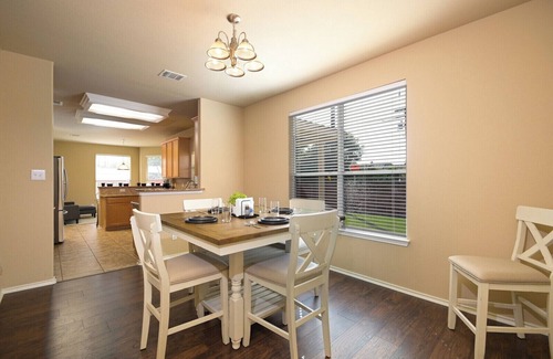 Scenic Oaks Maison | Casa Cantera Patio & grill 5 minutes to great shopping at La Cantera & The Rim!